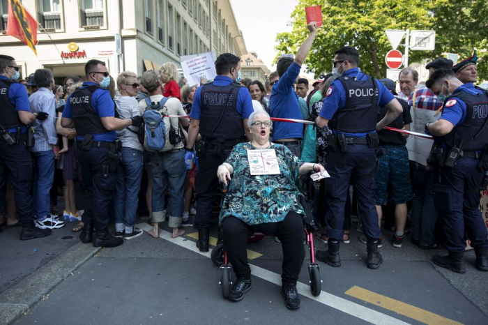 Des centaines de Suisses protestent contre le confinement