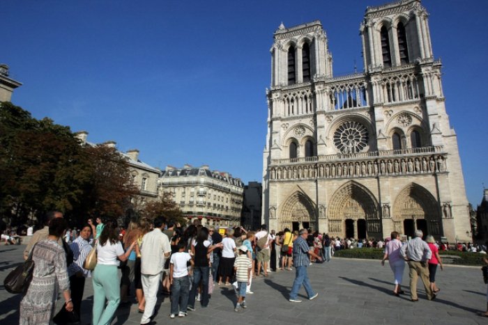 Le parvis de Notre-Dame de Paris rouvre ce dimanche
