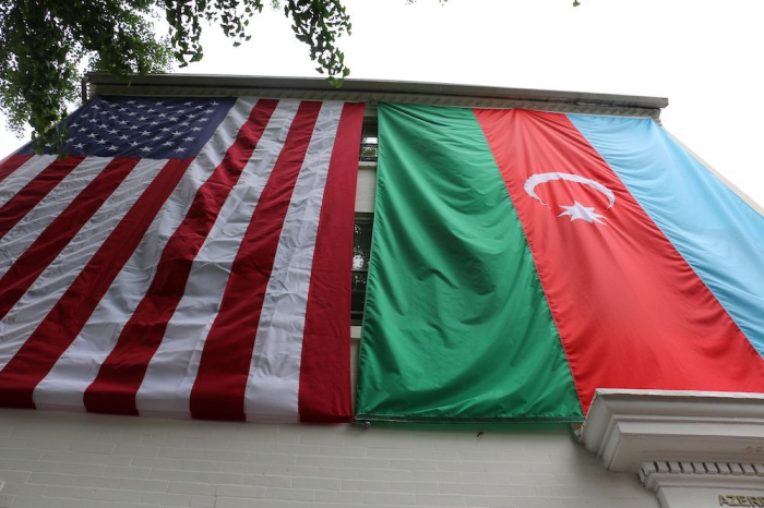  علم اذربيجان يتم التعليق على المبنى التاريخي في واشنطن 