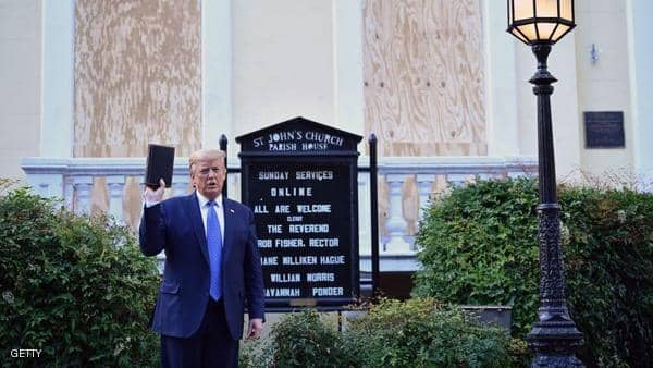 رجال دين ينتقدون ترامب بعد صورته المثيرة للجدل أمام كنيسة