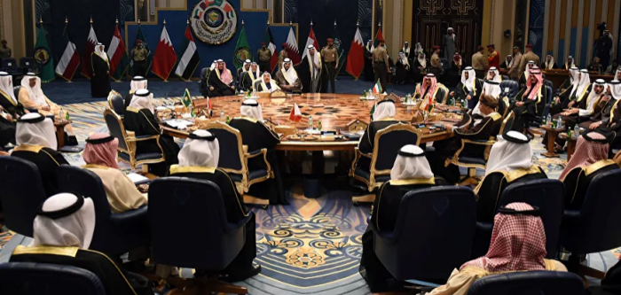 الكشف عن مساع أمريكية لحل الخلاف الخليجي بين السعودية وقطر لتأديب إيران