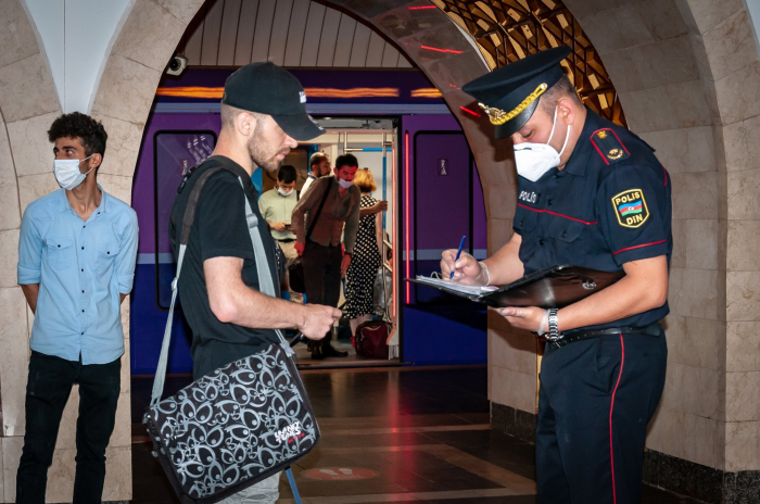   Polis metroda maska taxmayanları cərimələdi -    FOTOLAR      