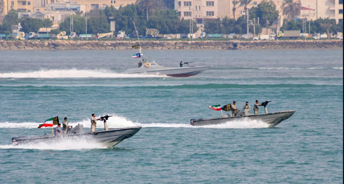 الحرس الثوري الإيراني يوقف سفينتين داخل المياة الإقليمية... ماذا وجد فيهما