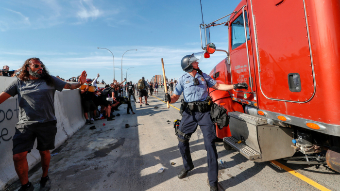   VIDEOS  : Un camión cisterna embiste contra manifestantes en Mineápolis 