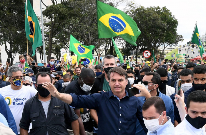   Coronavirus:   nouveau bain de foule pour Bolsonaro, près d