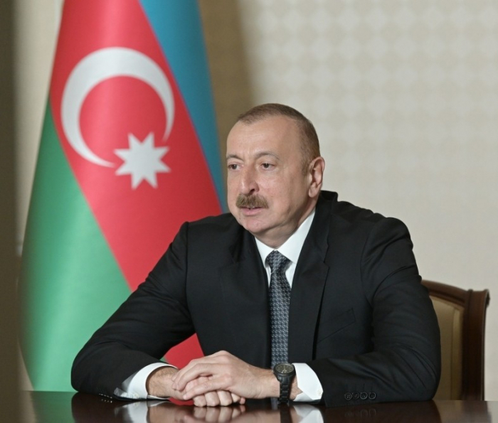  Ilham Aliyev efectua videoconferencia con los jefes del banco 