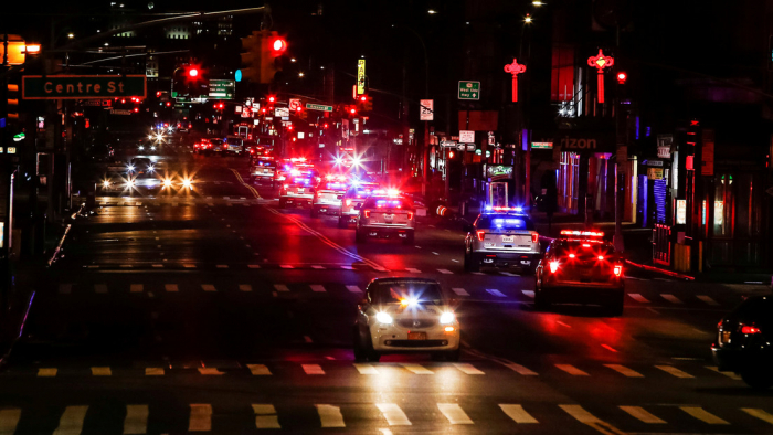 Dos policías resultan heridos de bala y otro con arma blanca en Nueva York