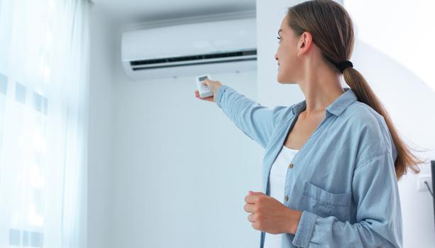 Trucos para ahorrar con el aire acondicionado y evitar pagar más por el recibo de la luz en verano