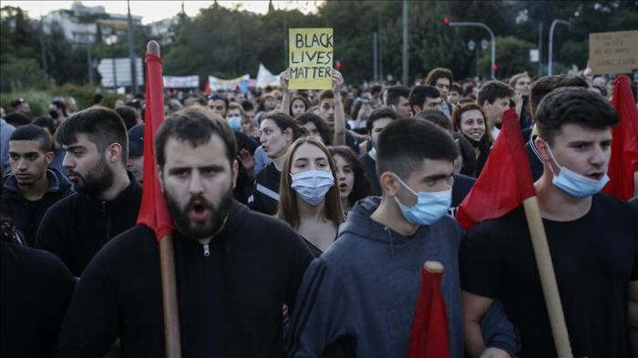 Disturbios fuera de la Embajada de EEUU en Atenas durante protestas a favor de George Floyd