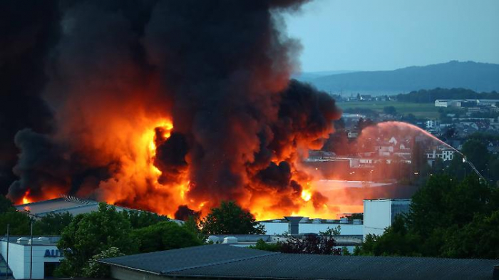 Riesiger Recyclingbetrieb steht in Flammen