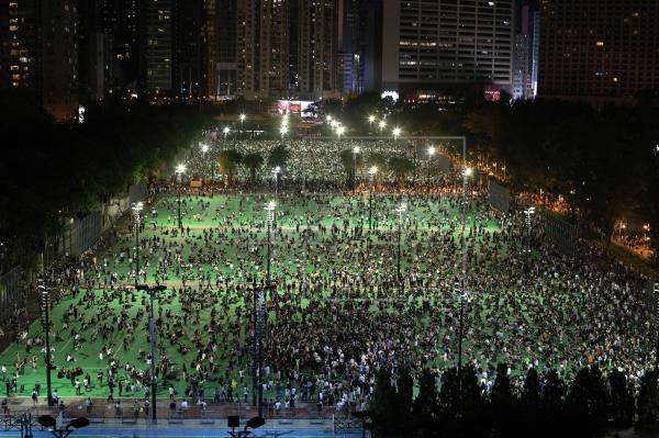   Miles de hongkoneses desafían a Pekín al recordar la masacre de Tiananmen  