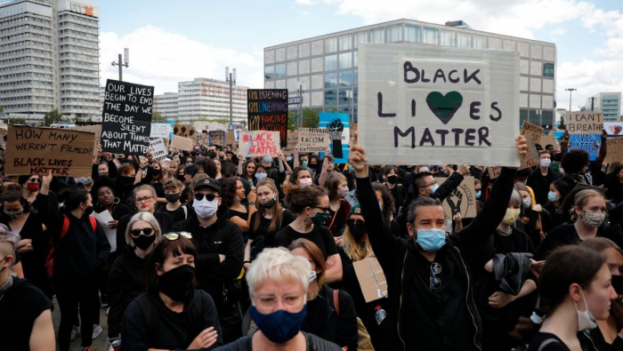   Tausende demonstrieren in deutschen Städten gegen Rassismus  