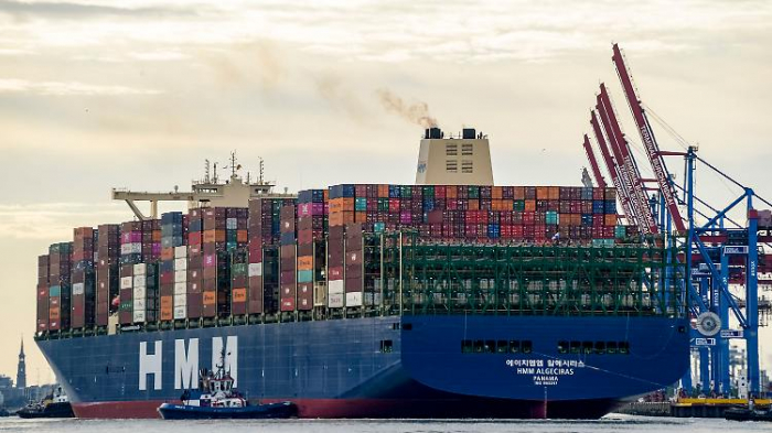 Container-Gigant in Hamburg eingelaufen