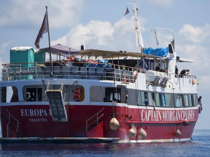 Malta allows more than 400 migrants off ship