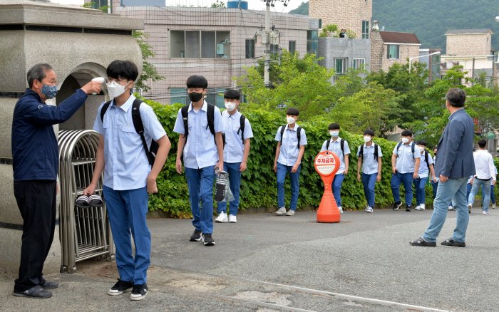 South Korea rolls out smartphone tracing to fight new infections