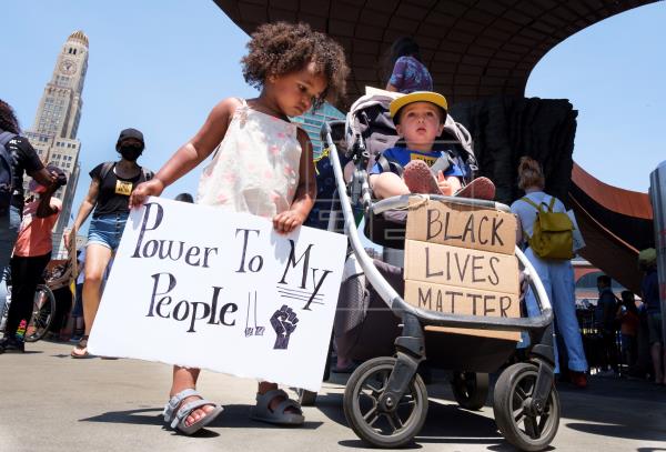 Miles de neoyorquinos bloquean el puente de Brooklyn en nuevas protestas