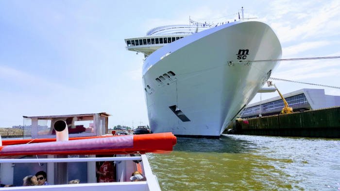 Imposantes Transportschiff mit Luxus-Yachten beinahe in Hafen von Mallorca gekentert –     Video    