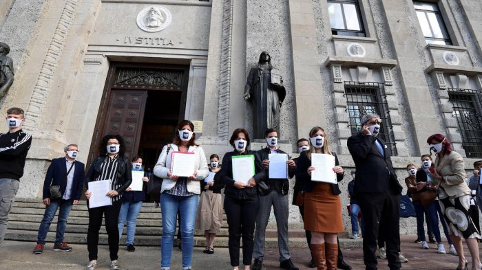 Italie: des proches de victimes du coronavirus portent plainte