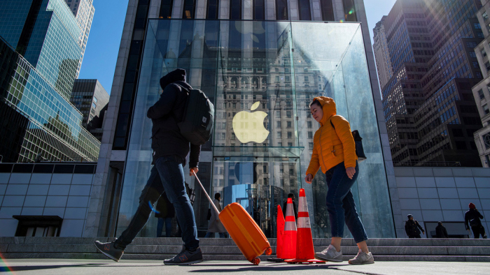 Un usuario de iPhone demanda a Apple un billón de dólares después de que un empleado lo llamara "loco"