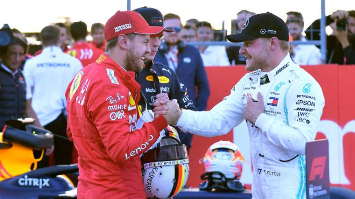   Bottas lacht über die Gerüchte zu Vettel  