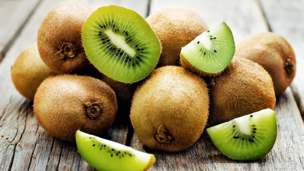 Los beneficios del kiwi y cinco recetas originales para aprovecharlo en platos dulces y salados