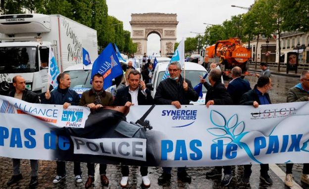 French police dump handcuffs in protest to rebuff critics