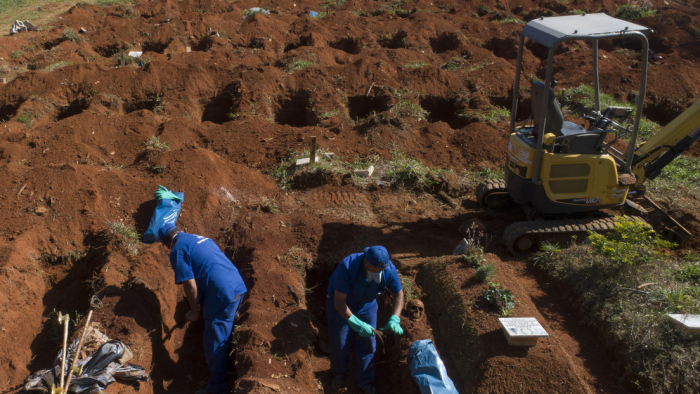 Desentierran muertos en cementerios de Brasil para generar más espacio para las víctimas del covid-19