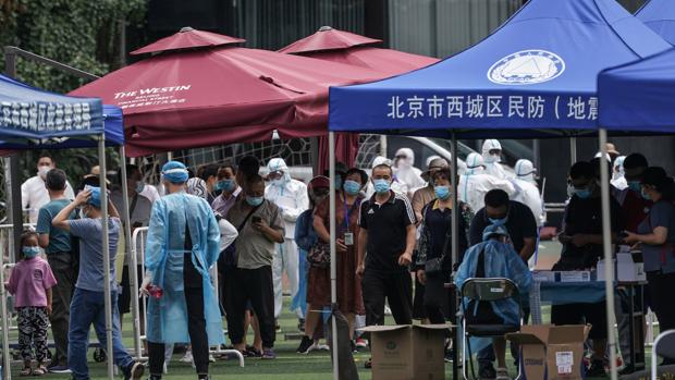 China teme una segunda ola del coronavirus por el brote en el mercado de Pekín