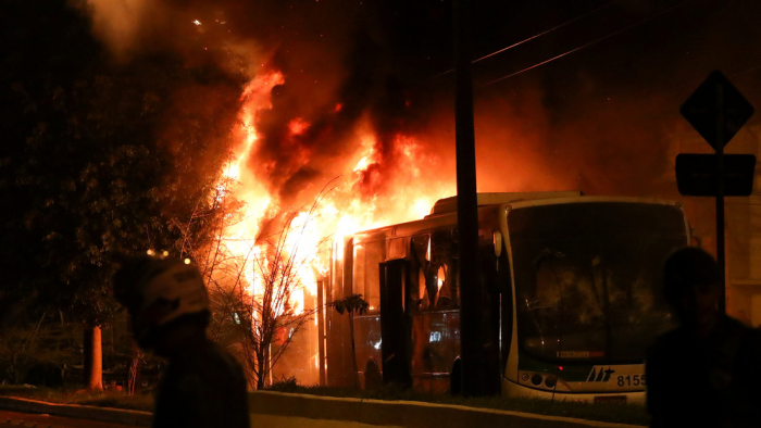  VIDEOS: Manifestantes incendian autobuses en Brasil durante protestas por la muerte de un joven tras una presunta intervención policial 