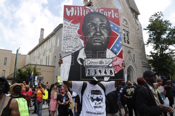 Miles de personas protestan por la muerte de otro afroamericano en EE.UU. y su familia pide justicia