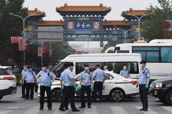 Beijing to lock down all residential communities over virus