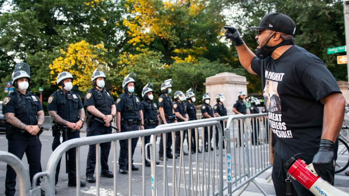 Estados Unidos prohibirá la maniobra policial de ahogamiento que costó la vida a George Floyd