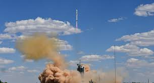 El cohete portador chino Larga Marcha-2D pone en órbita 3 satélites