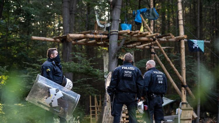 Polizei räumt Barrikaden im Hambacher Forst