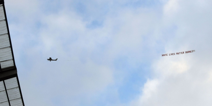 Une bannière raciste tirée par un avion survole Manchester City au début d’un match de foot