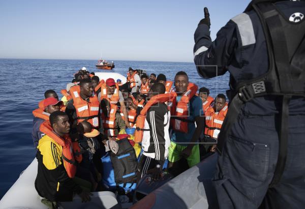 Veintiocho migrantes rescatados y aislados en un barco italiano dan positivo en COVID-19