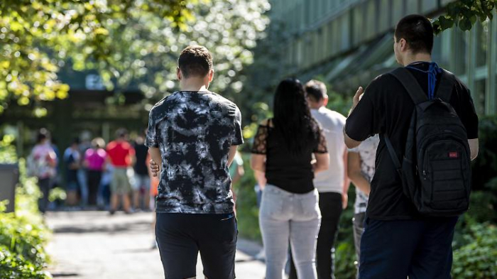 Laschet prüft, ob Tönnies haften muss