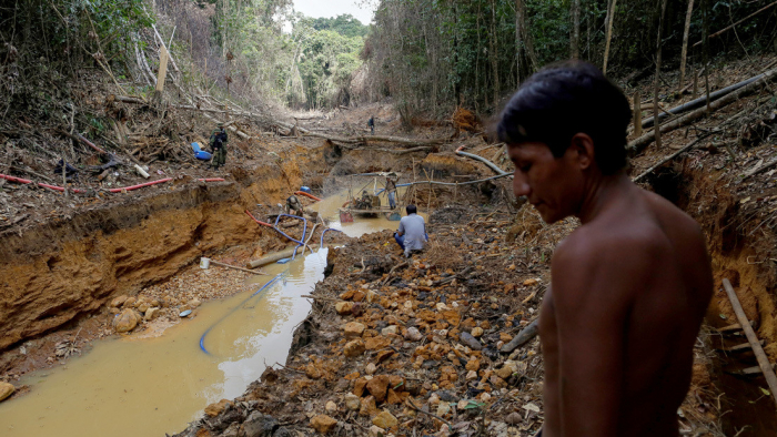 La minería ilegal del oro en Brasil amenaza a una importante etnia indígena