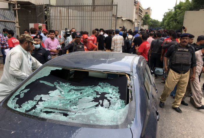 Gunmen attack Pakistani stock exchange, six killed: police