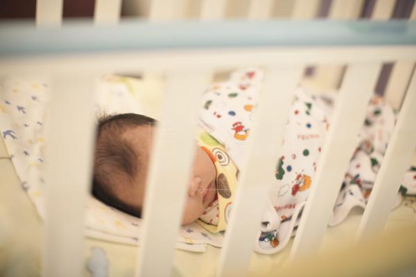Varios hospitales españoles analizan si se transmite COVID-19 de madre a hijo
