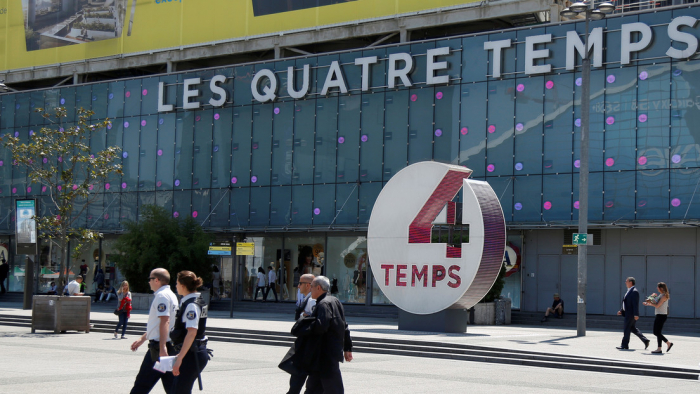   Evacúan un centro comercial en París tras reportes de un hombre armado  