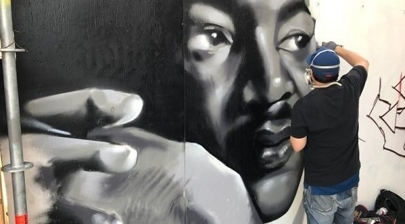 فنانون في تورونتو ينفذون جداريات داعمة للحركة المناهضة للعنصرية