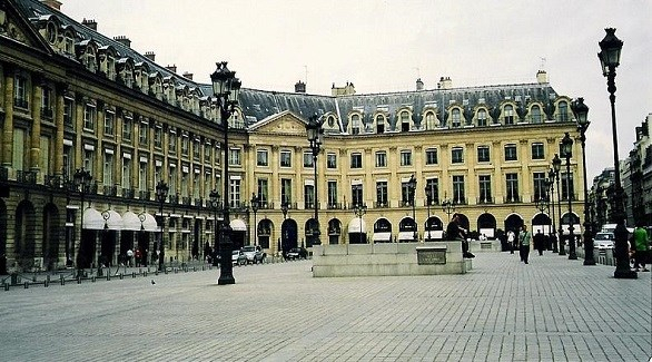 قطع من فندق أثري في باريس تباع بـ 1.7 مليون يورو في مزاد