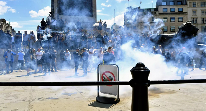 الشرطة البريطانية تعتقل أكثر من 100 متظاهر بعد مصادمات عنيفة