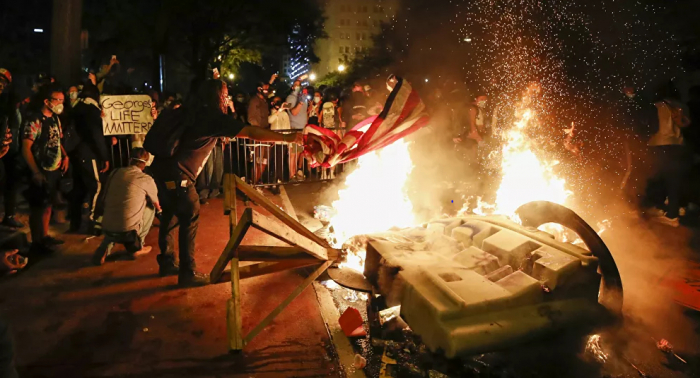 المتظاهرون يشعلون الحرائق بالقرب من البيت الأبيض... فيديو