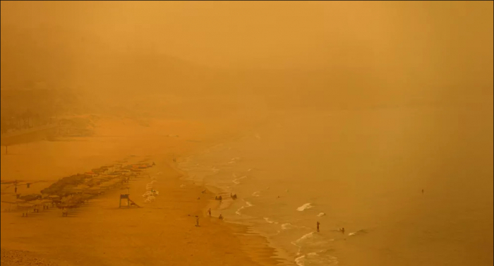 سحابة غبار ضخمة من الصحراء الكبرى تعبر المحيط الأطلسي وتدخل المكسيك...فيديو