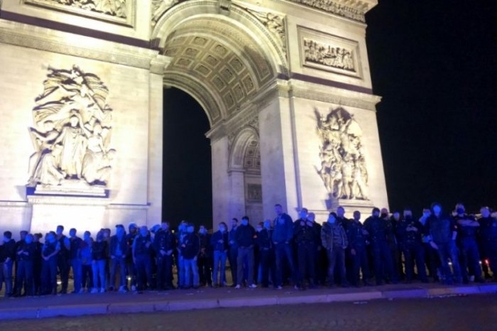     France:   manifestation nocturne de policiers devant l