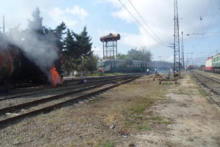 Dəmiryolu stansiyasında vaqon yanıb