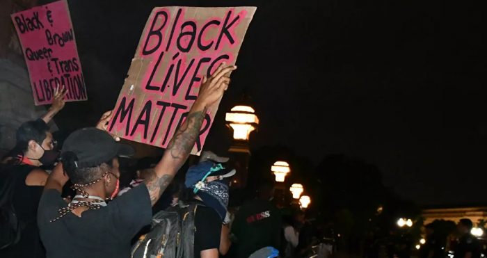 سفارة أمريكية تعلق لافتة "حياة السود مهمة" تأييدا للاحتجاجات