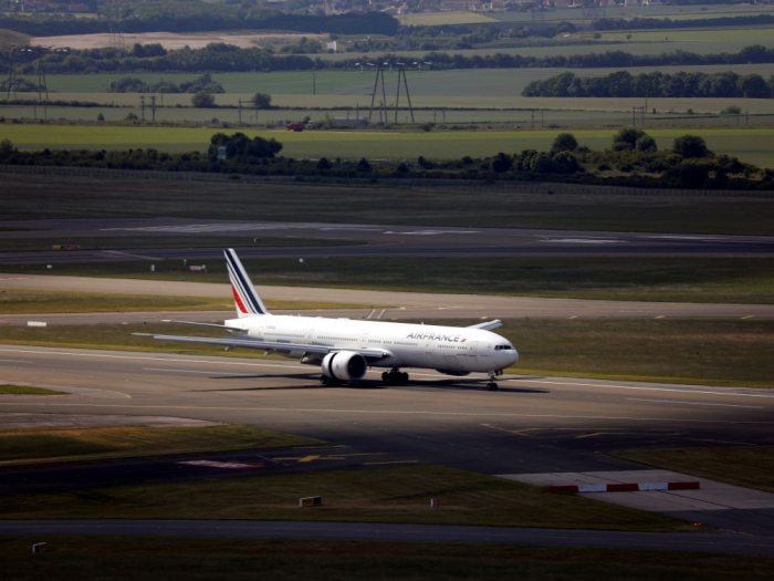 Air France prépare un plan de départs volontaires pour 8.300 postes, selon Bloomberg